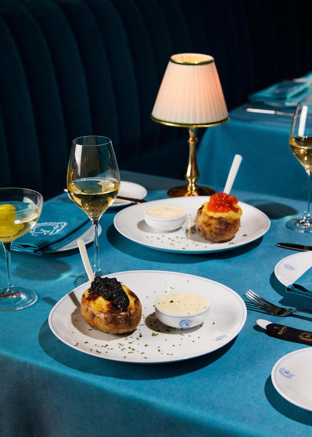 קוויאר בשפע. מנת Caviar Baked Potato המוגשת במסעדת המלון