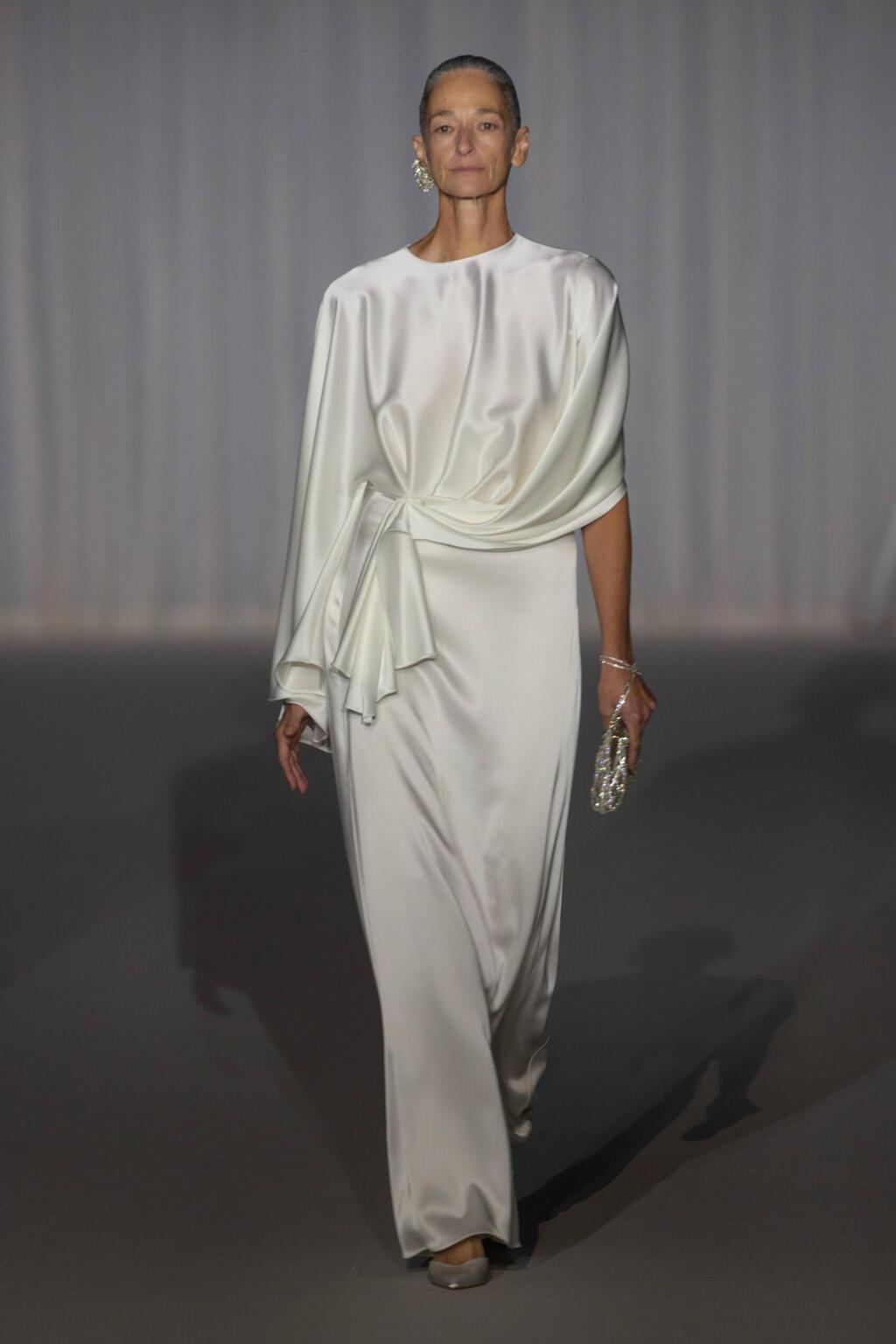 בחירה מוצלחת בצבע הלבן. אלון ליבנה (צילום: עומרי רוזנגרט) התצוגה של אלון ליבנה בשבוע האופנה תל אביב, 2025