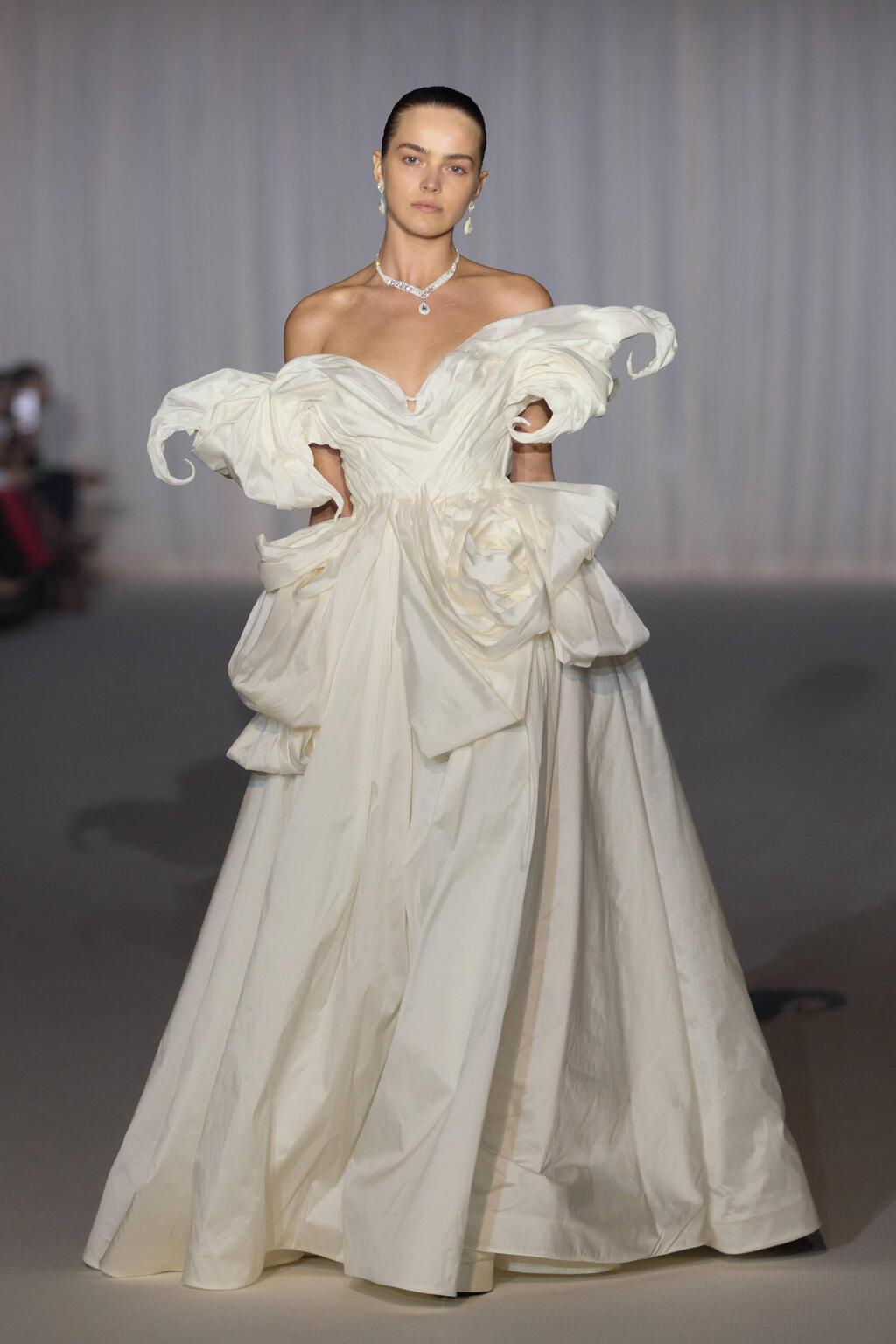 השמלה שנעלה את התצוגה של אלון ליבנה (צילום: עומרי רוזנגרט) התצוגה של אלון ליבנה בשבוע האופנה תל אביב, 2025