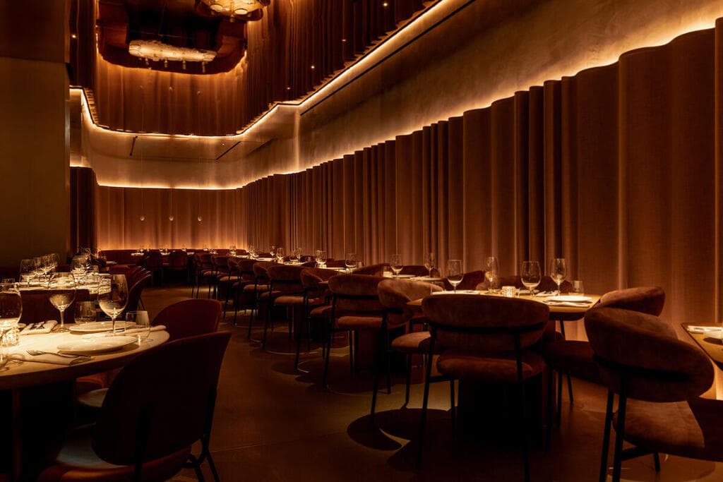 המסעדה מעבירה תחושה של עולם קולנועי תת-קרקעי (צילום: Stevie Campbell) MR PORTER London, designed by Baranowitz + Kronenberg