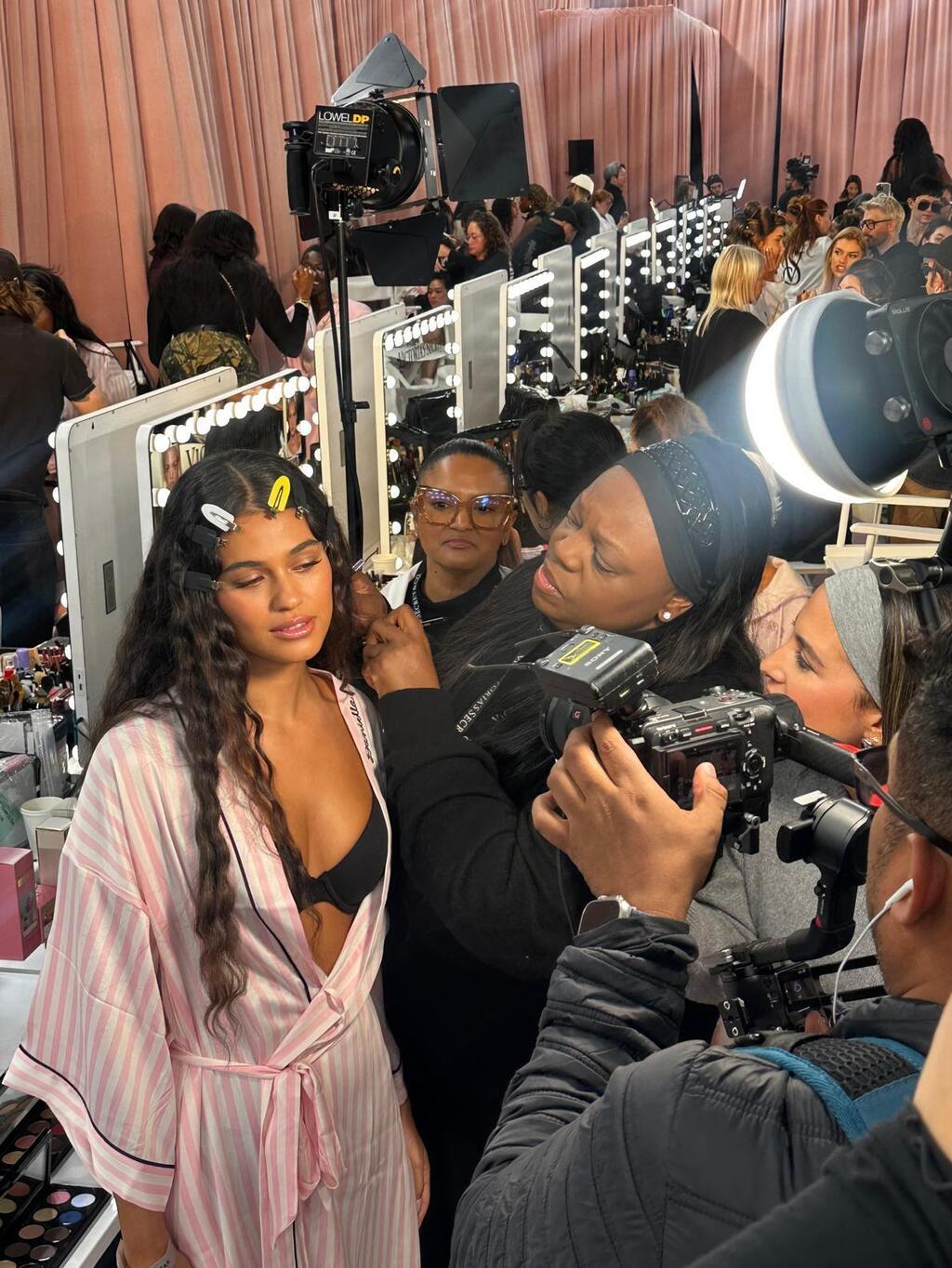 מאחורי הקלעים בתצוגה של ויקטוריה'ס סיקרט