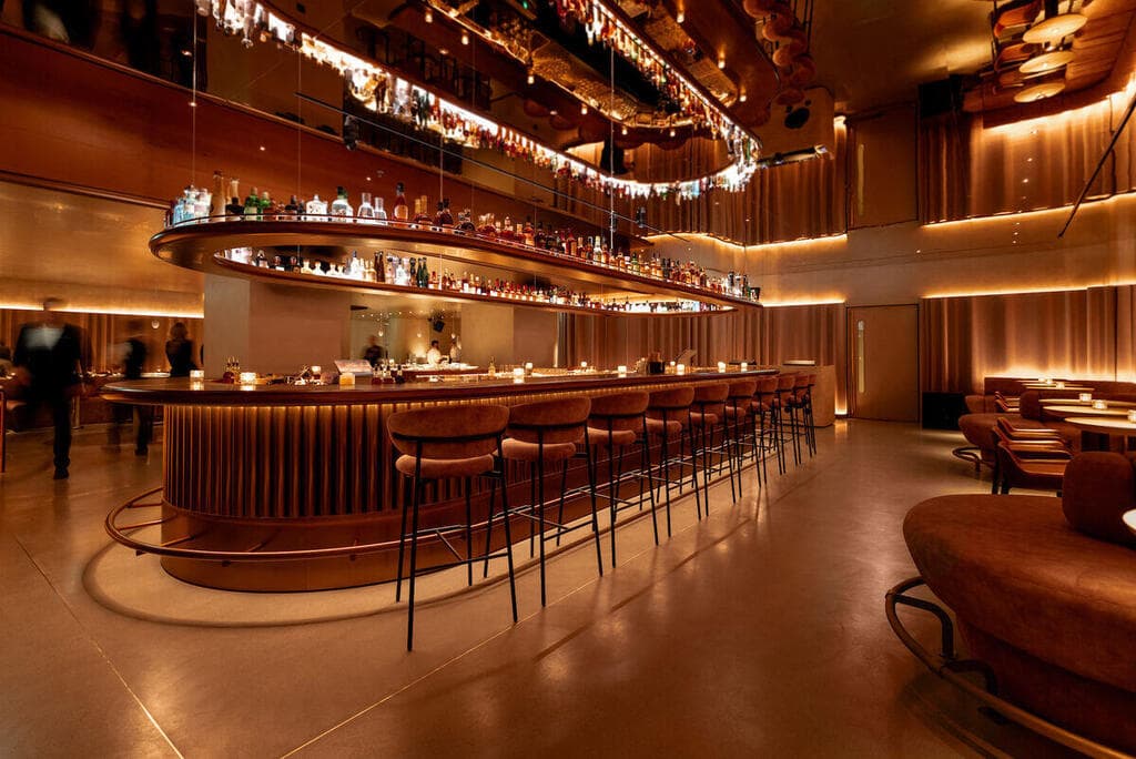 החומרים שנבחרו משלבים בין חדשנות לקלאסיות מעודנת (צילום: Stevie Campbell) MR PORTER London, designed by Baranowitz + Kronenberg