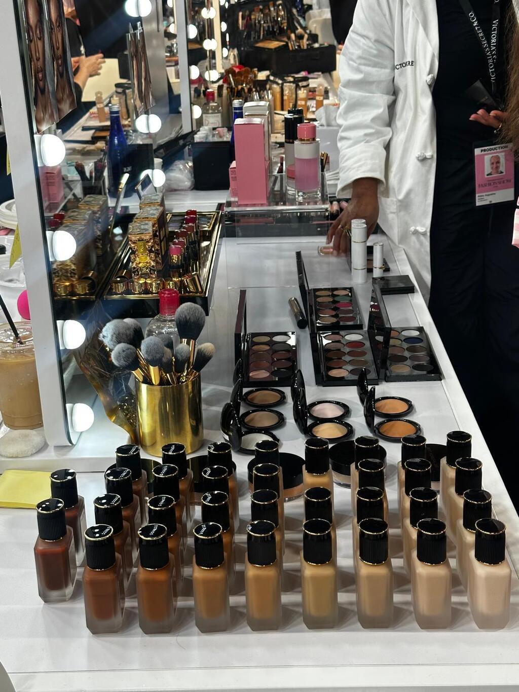 קים סת מאפרת מאחורי הקלעים בתצוגה של ויקטוריה'ס סיקרט