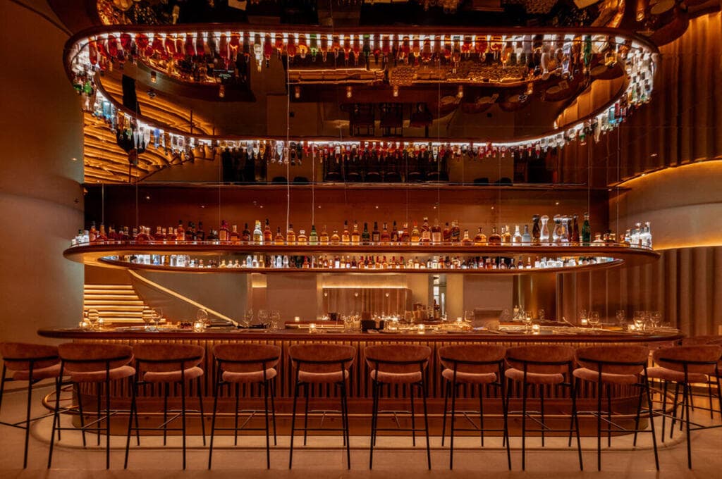 העיצוב יצר הזדמנות לאינטראקציה חברתית (צילום: Stevie Campbell) MR PORTER London, designed by Baranowitz + Kronenberg