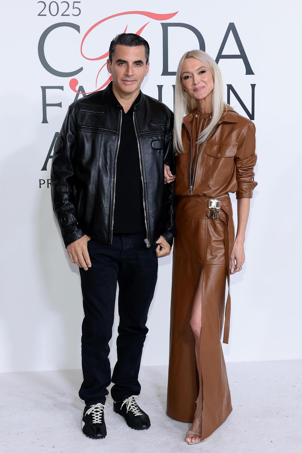 יגאל עזרואל וזנה רוברטס ראסי (צילום: Dimitrios Kambouris/Getty Images) יגאל עזרואל וזנה רוברטס ראסי בטקס פרסי האופנה של ה-CFDA ל-2025