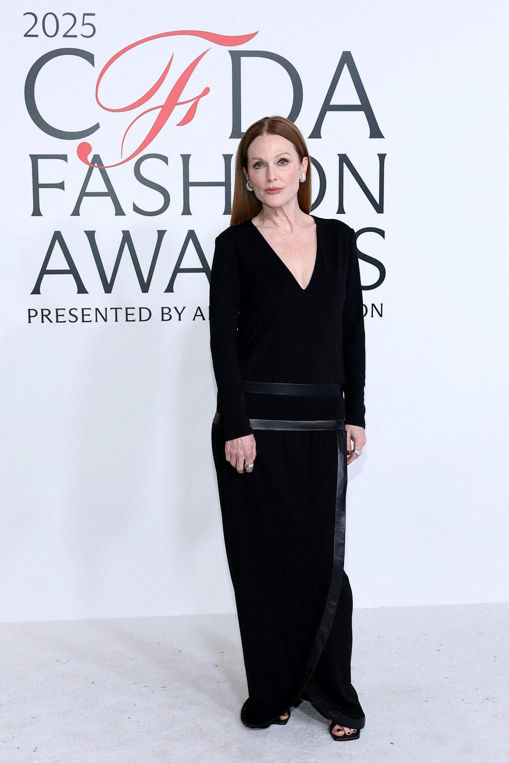 ג'וליאן מור סולידית (צילום: Dimitrios Kambouris/Getty Images/AFP) ג'וליאן מור בטקס פרסי האופנה של ה-CFDA ל-2025