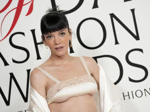 משכה לא מעט מבטים על השטיח האדום. לילי אלן בטקס פרסי האופנה של ה-CFDA משכה לא מעט מבטים על השטיח האדום. לילי אלן בטקס פרסי האופנה של ה-CFDA