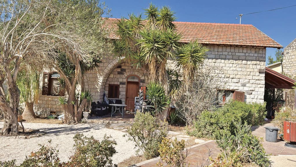 הבית במטולה, לפני פגיעת הטיל (צילום: אלבום פרטי) הבית במטולה, לפני פגיעת הטיל ואחריה