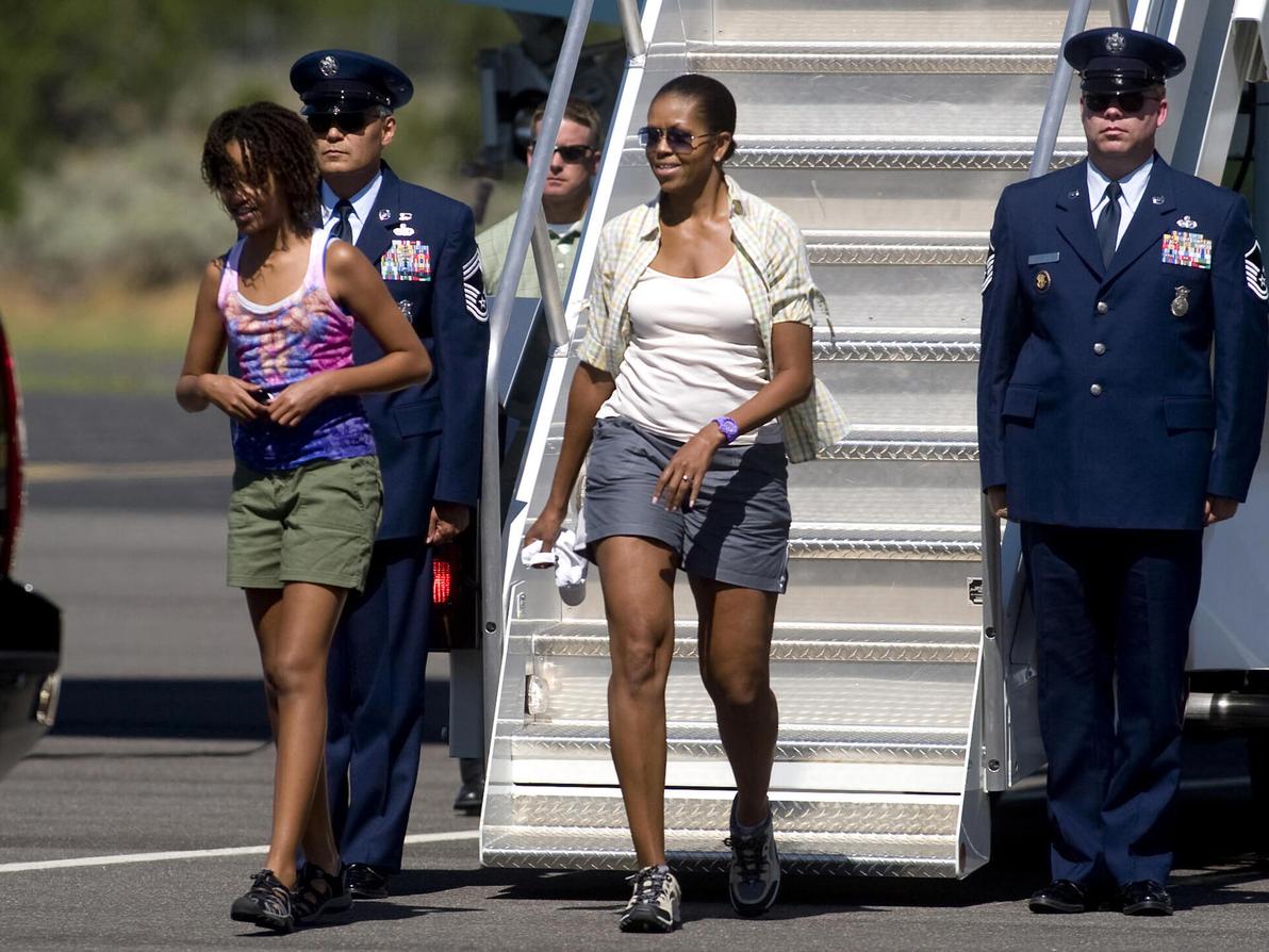 מישל אובמה יורדת ממטוס אייר פורס 1 לחופשה משפחתית, 2009