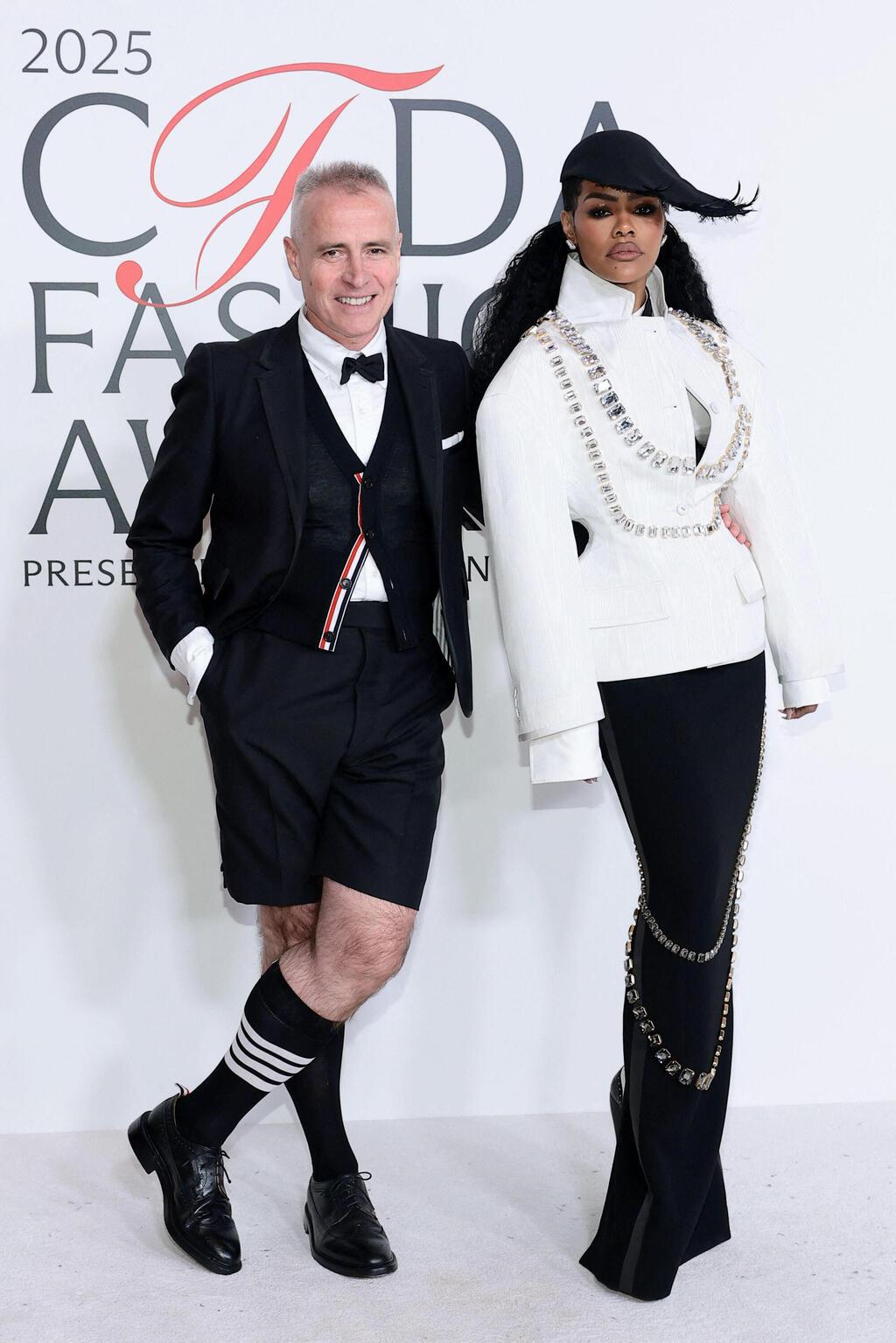 הזוכה בפרס מעצב בגדי הגברים של השנה. טום בראון עם טייאנה טיילור (צילום: Dimitrios Kambouris/Getty Images/AFP) טייאנה טיילור וטום בראון בטקס פרסי האופנה של ה-CFDA ל-2025
