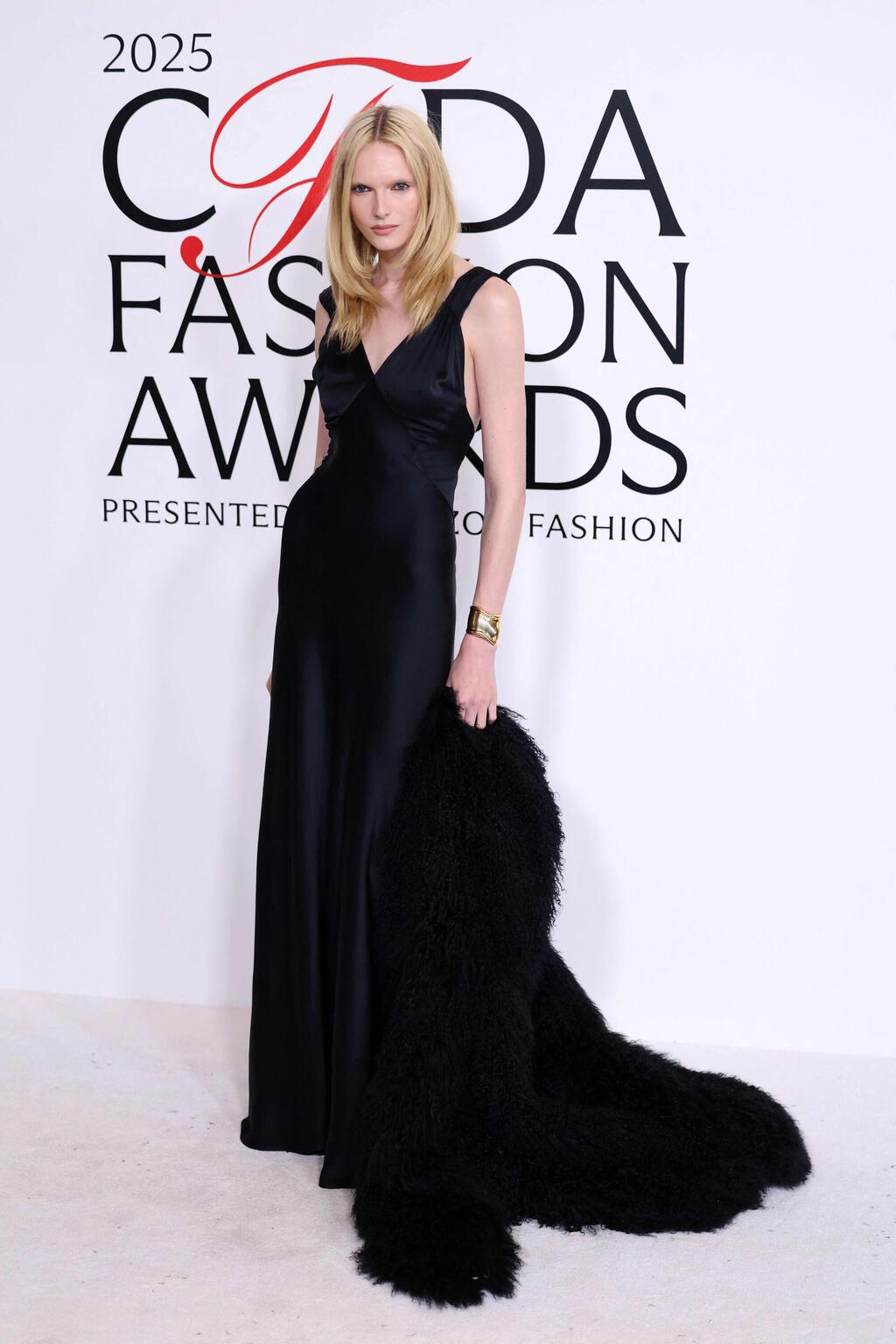 אלכס קונסאני בשמלה של מייקל קורס (צילום: CHARLY TRIBALLEAU/AFP) אלכס קונסאני בטקס פרסי האופנה של ה-CFDA ל-2025