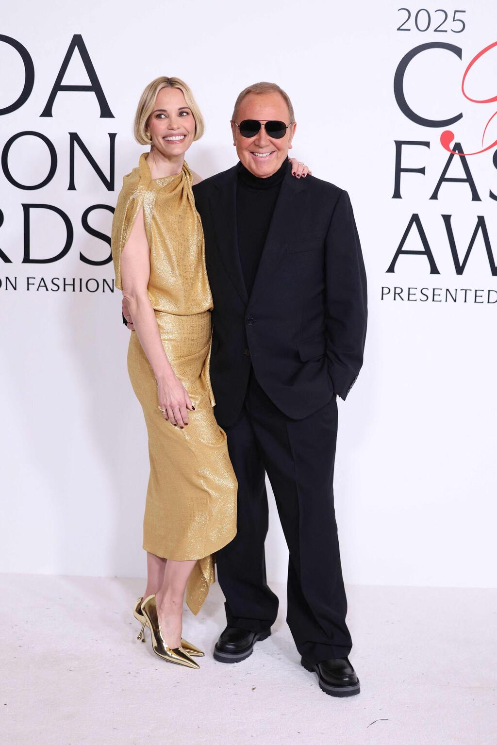 מייקל קורס ולזלי ביב (צילום: CHARLY TRIBALLEAU/AFP) מייקל קורס ולזלי ביב בטקס פרסי האופנה של ה-CFDA ל-2025