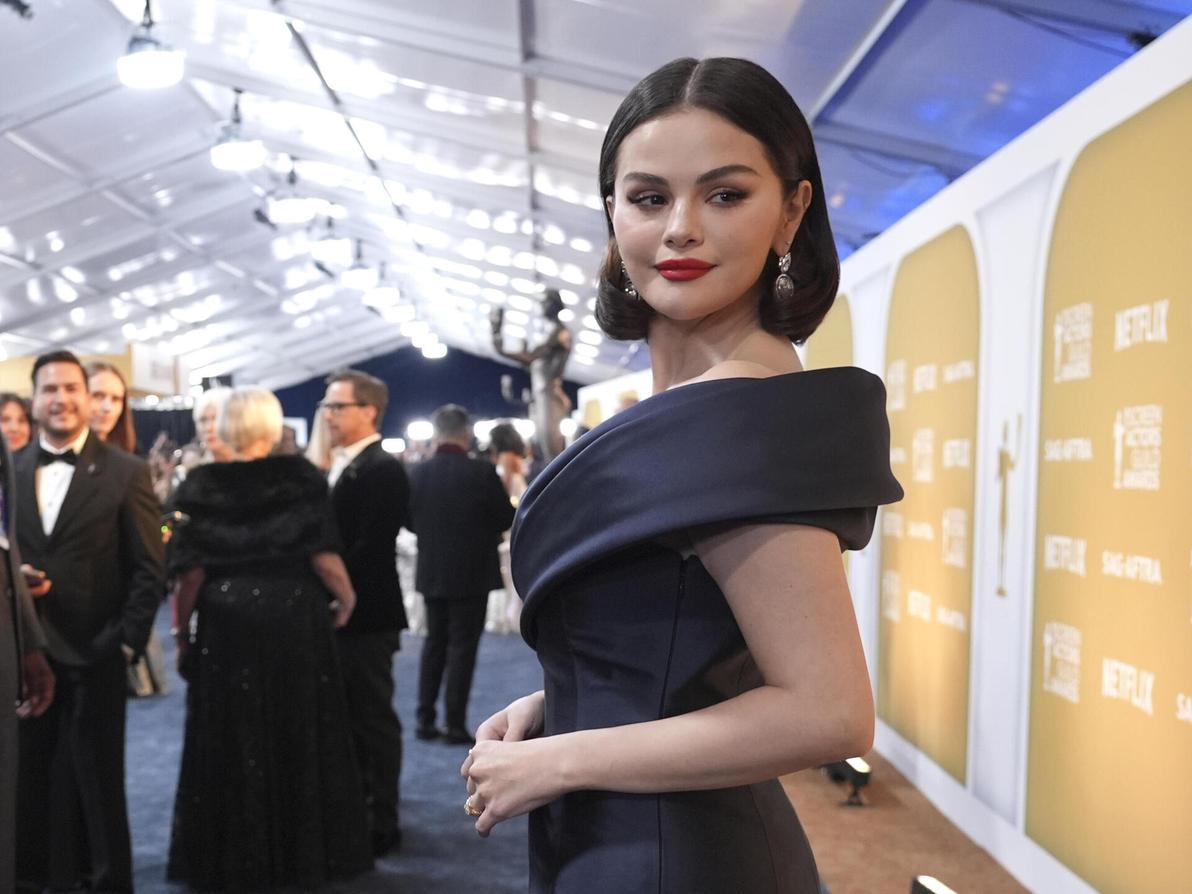 שמלה של סלין בטקס פרסי גילדת השחקנים, 2025 (צילום: AP Photo/Chris Pizzello) סלינה גומז בטקס פרסי גילדת השחקנים, 2025