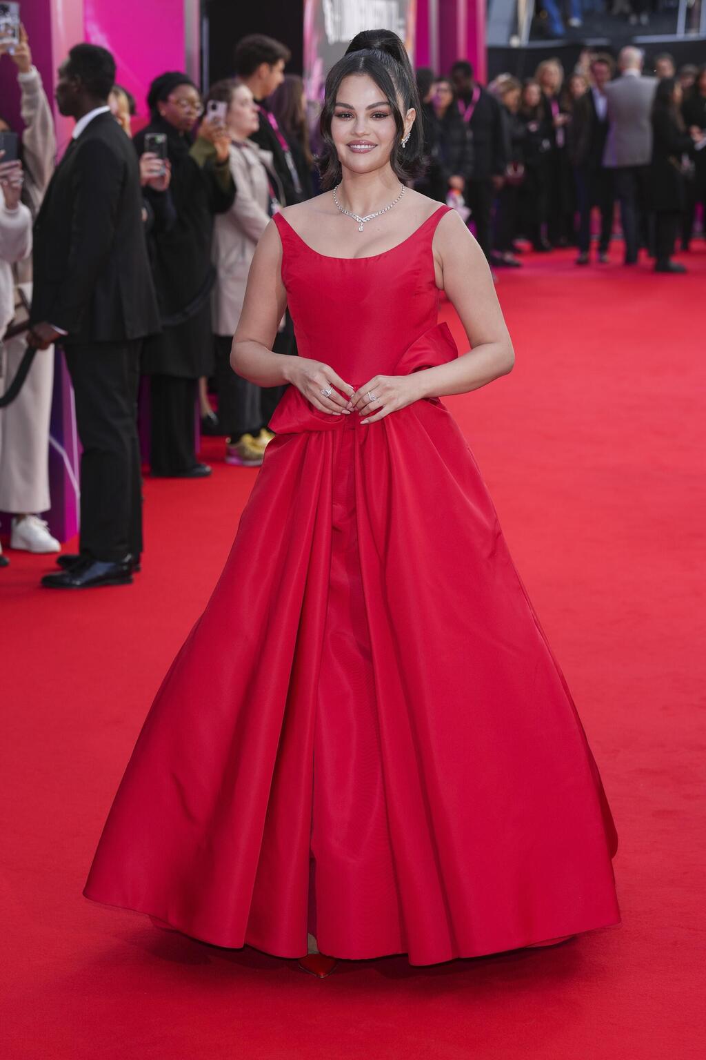 שמלה של אוסקר דה לה רנטה בפרמיירה לסרט "אמיליה פרז" בלונדון, 2024 (צילום: Scott A Garfitt/Invision/AP) סלינה גומז בפרמיירה לסרט "אמיליה פרז" בלונדון, 2024