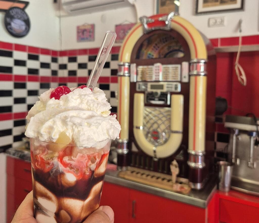 גלידה תל חנן. מנת הספיישל המיתולוגית (צילום: צביקה בורג) גלידה תל חנן. מנת הספיישל המיתולוגית