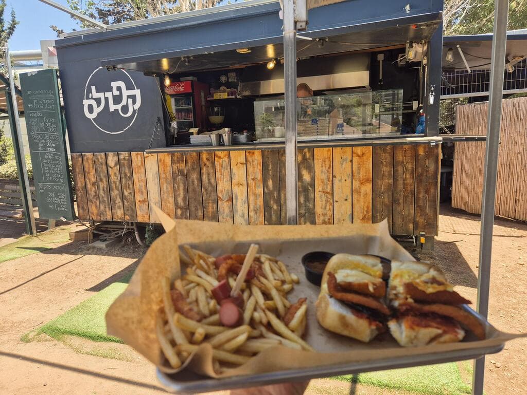 נשר, פודטראק "קפול'ס". כריך בשר מפורק או אסאדו וצ'יפס מצוין (צילום: צביקה בורג) נשר, פודטראק "קפול'ס". כריך בשר מפורק או אסאדו וצ'יפס מצוין