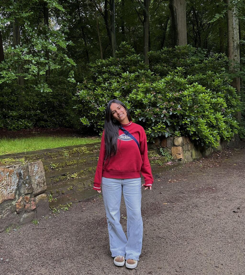 מגדלת שפע עציצים בבית הוריה במושב