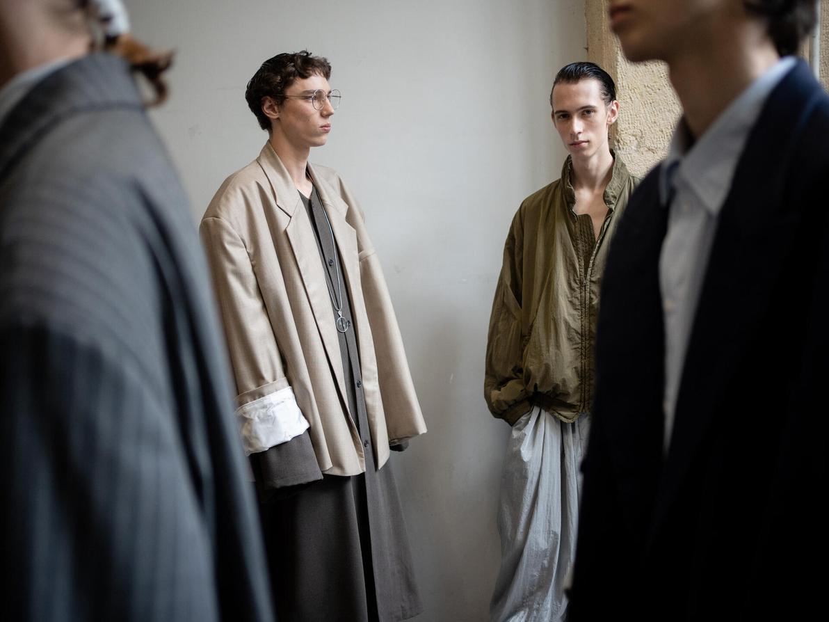 מאחורי הקלעים בתצוגת אביב-קיץ 2023 לגברים של הד מיינר