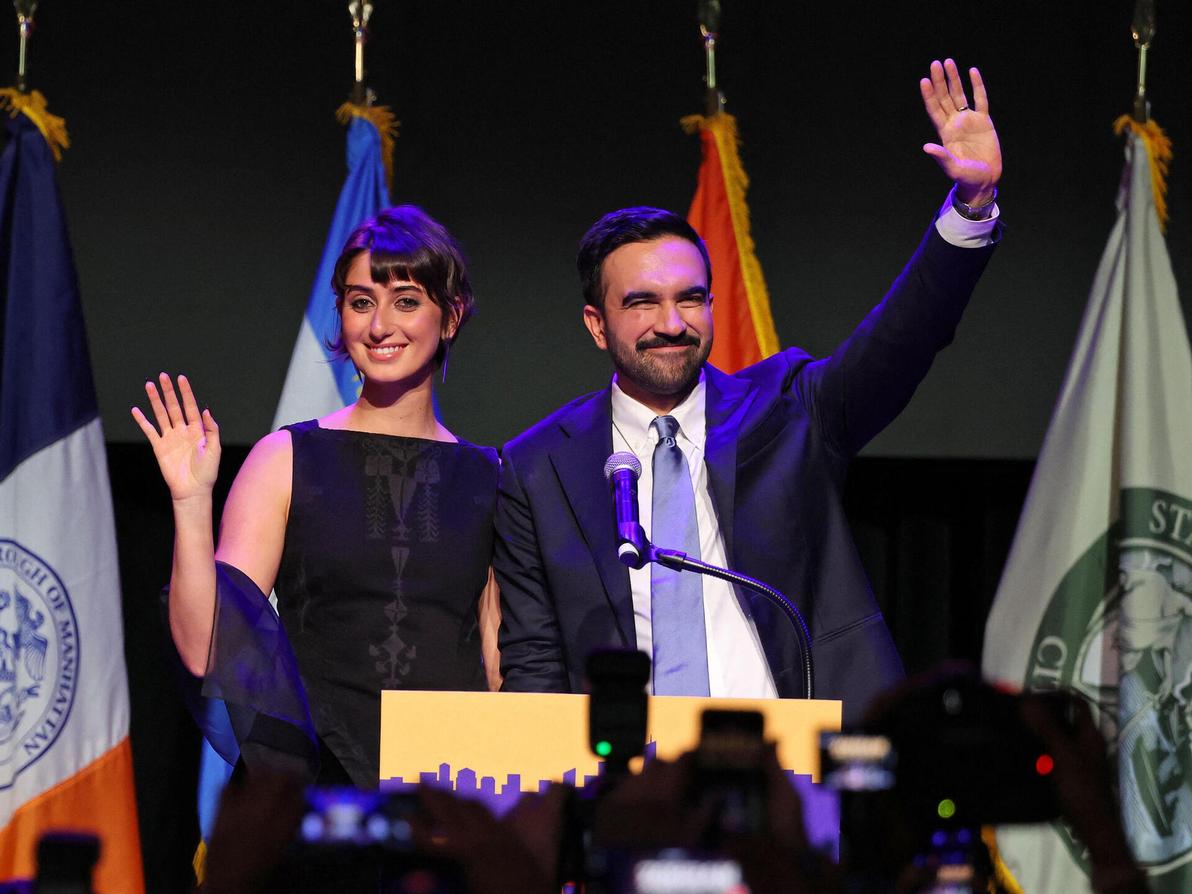 ראמה דוואג'י וזוהרן ממדאני לאחר הניצחון בבחירות לראשות העיר ניו יורק (צילום: ANGELA WEISS/AFP) ראמה דוואג'י וזוהרן ממדאני לאחר הניצחון בבחירות לראשות העיר ניו יורק, 2025