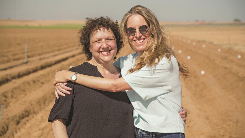 דפנה גבאי עם ד"ר בסיה וינוקור, סמנכ"לית הטכנולוגיה, בזריעת תפוחי האדמה (צילום: יונתן גאון) דפנה גבאי עם ד"ר בסיה וינוקור, סמנכ"לית הטכנולוגיה, בזריעת תפוחי האדמה