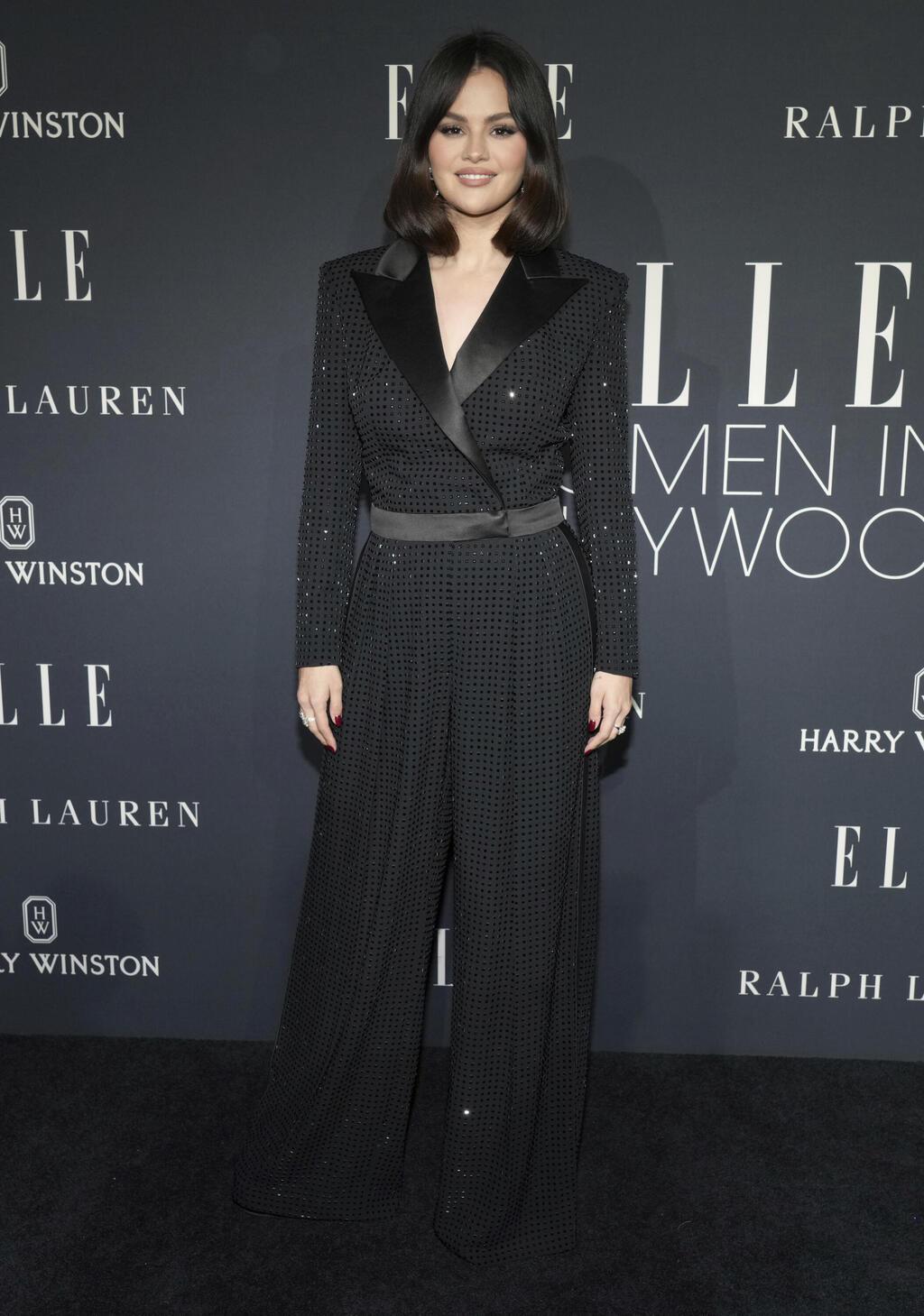 נוצצת בשחור על השטיח האדום, 2024 (צילום: Jordan Strauss/Invision/AP) סלינה גומז על השטיח האדום, 2024