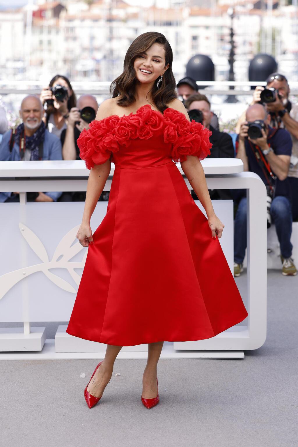 שמלה של ג'יאמבטיסטה ואלי בפסטיבל קאן, 2024 (צילום: Vianney Le Caer/Invision/AP) סלינה גומז בפסטיבל קאן, 2024