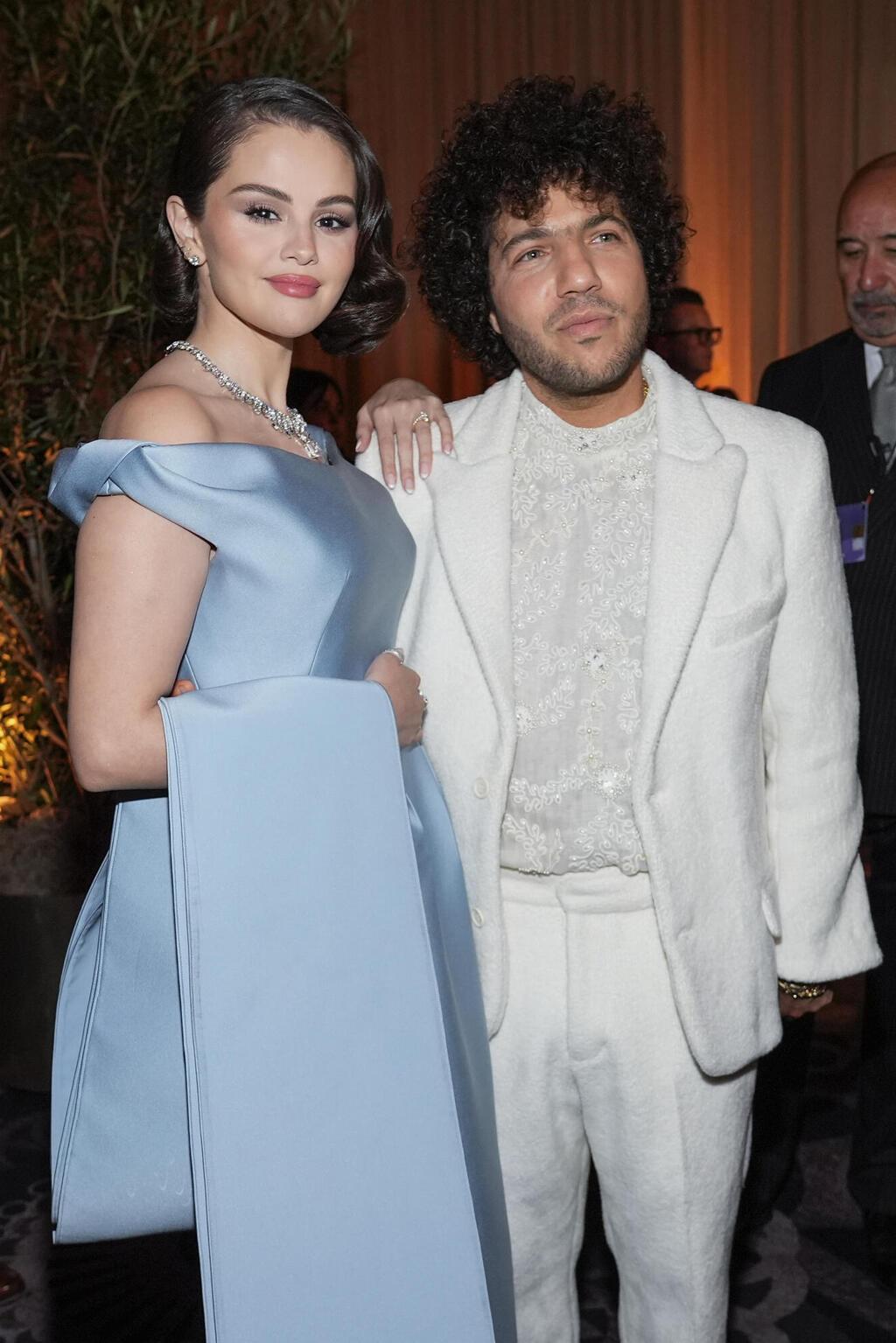 שמלה של פראדה. עם בני בלנקו בטקס גלובוס הזהב, 2025 (צילום: AP Photo/Chris Pizzello) סלינה גומז ובני בלנקו בטקס גלובוס הזהב, 2025