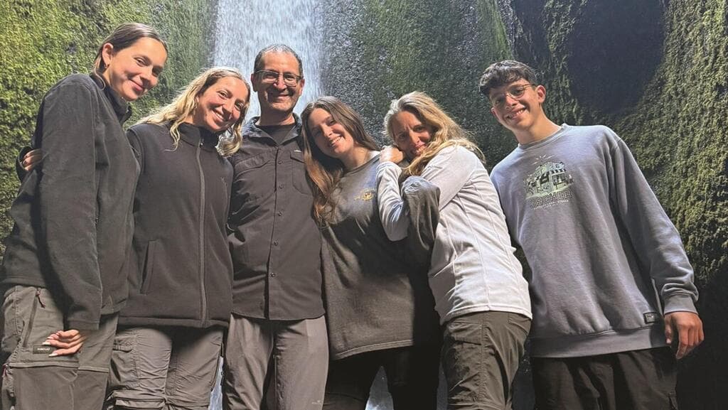 דפנה גבאי עם בעלה צבי ושני זוגות התאומים: אביגיל, נעמה, דניאלה ויהונתן (צילום: אלבום פרטי) דפנה גבאי עם בעלה צבי ושני זוגות התאומים: אביגיל, נעמה, דניאלה ויהונתן