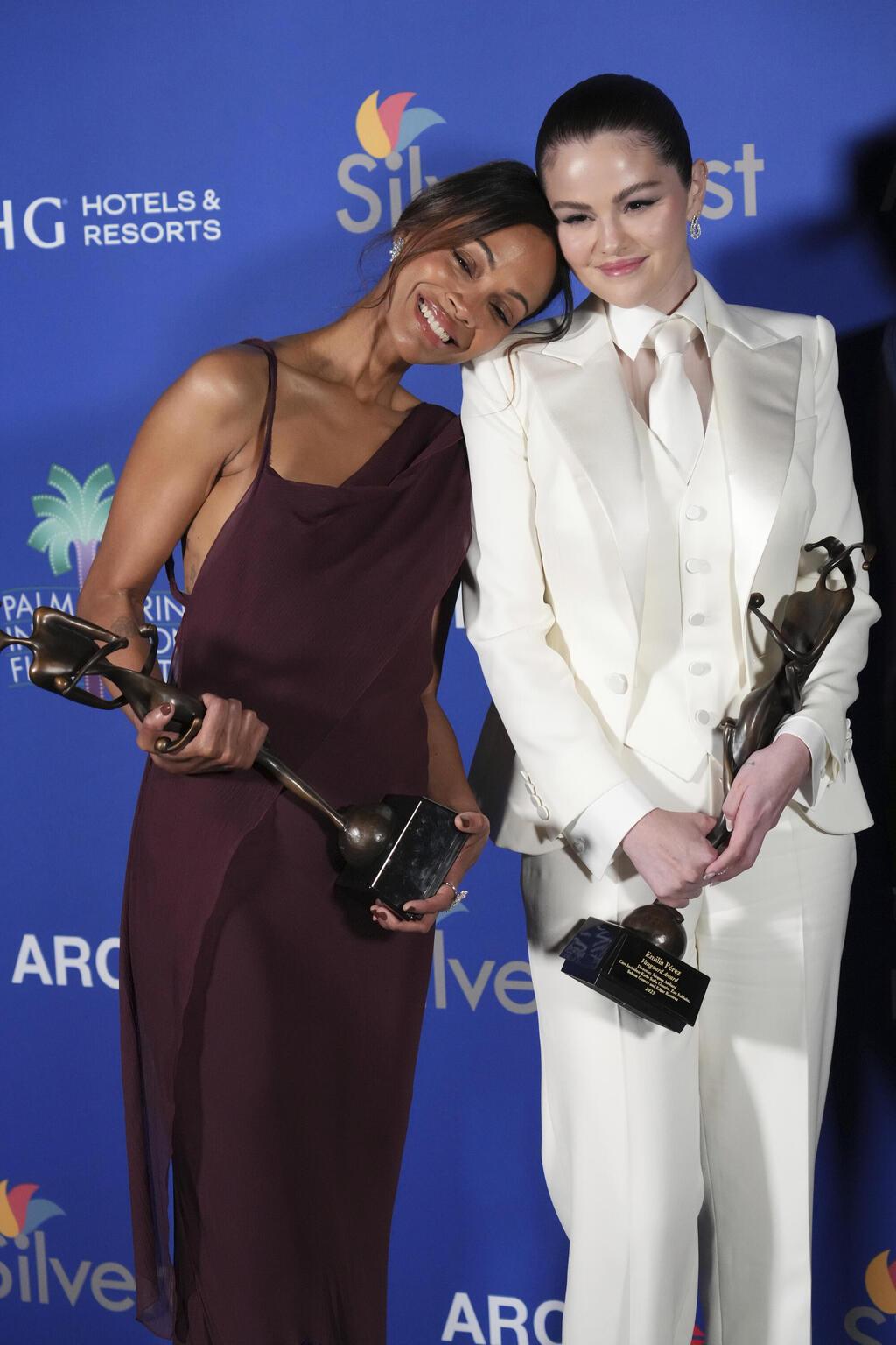 חליפה של ראלף לורן. עם זואי סלדנה בפסטיבל הקולנוע בפאלם ספרינגס, 2025 (צילום: Jordan Strauss/Invision/AP) סלינה גומז וזואי סלדנה בפסטיבל הקולנוע בפאלם ספרינגס, 2025