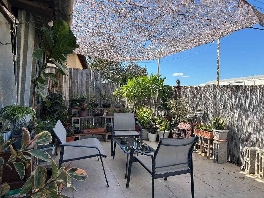 מגדלת שפע עציצים בבית הוריה במושב