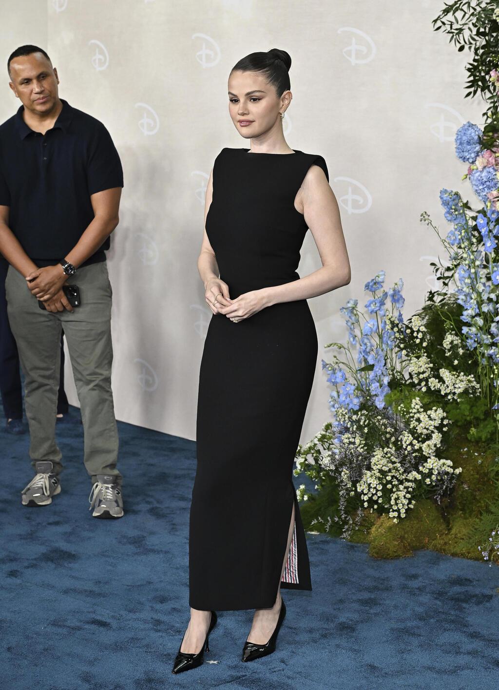 שמלה של טום בראון באירוע של דיסני, 2025 (צילום: Evan Agostini/Invision/AP) סלינה גומז באירוע של דיסני, 2025