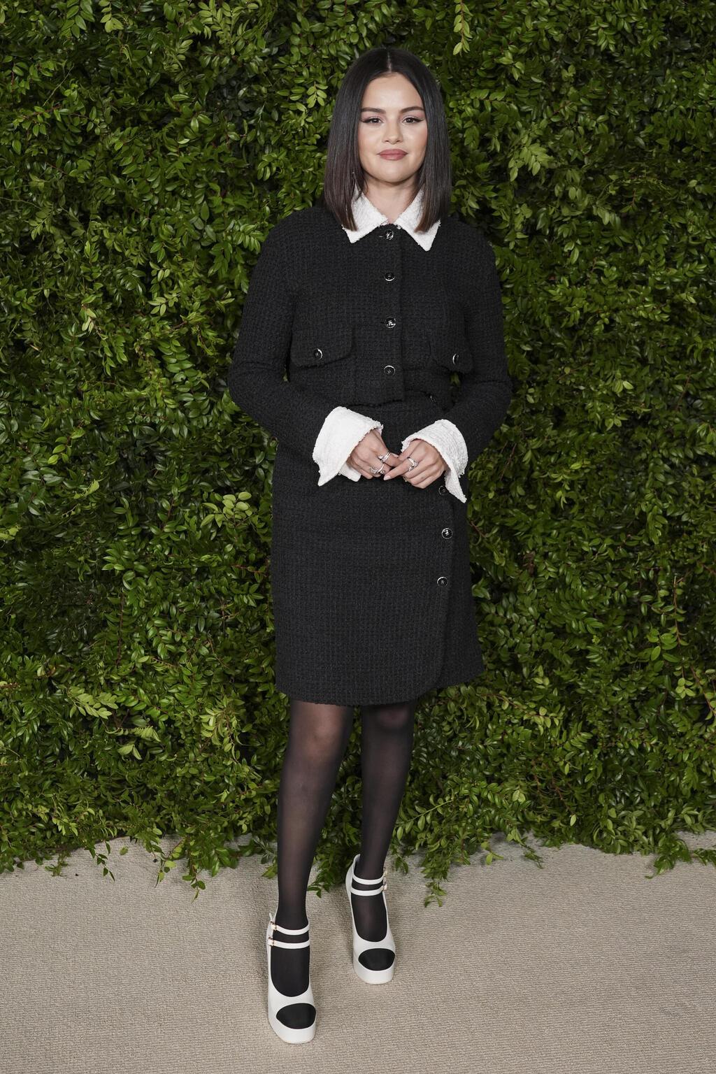 מערכת לבוש של שאנל על השטיח האדום, 2024 (צילום: AP Photo/Chris Pizzello) סלינה גומז על השטיח האדום, 2024