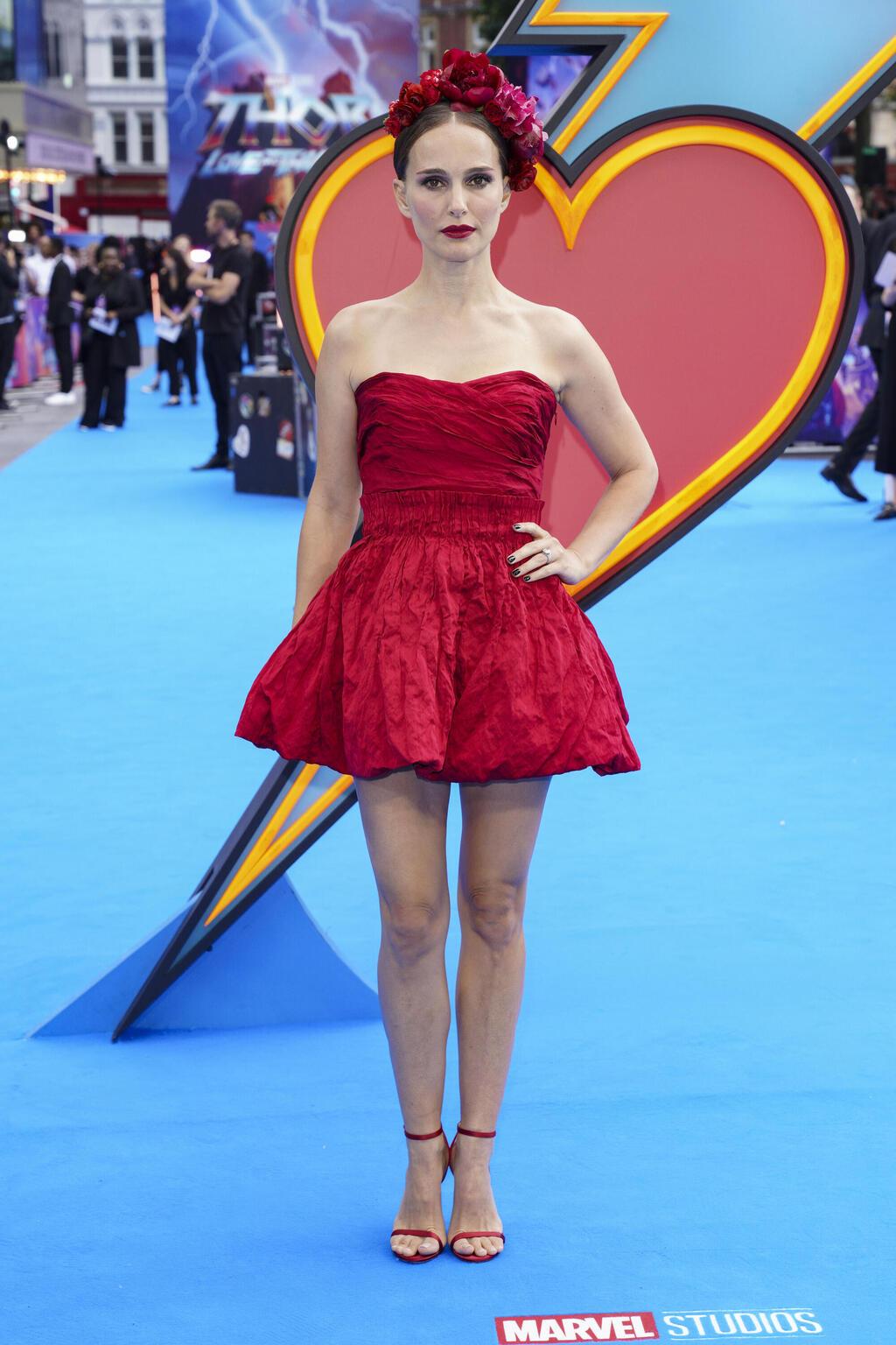 שמלה של דיור בפרמיירה של "ת'ור: אהבה ורעם" בלונדון, 2022 (צילום: AP Photo/Scott Garfitt) נטלי פורטמן בפרמיירה של "ת'ור: אהבה ורעם" בלונדון, 2022