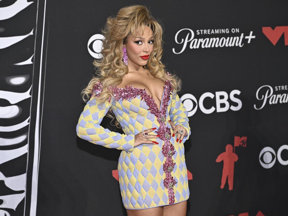 דוג'ה קאט לובשת עיצוב של אוליבייה רוסטאן לבלמן בטקס פרסי MTV ל-2025