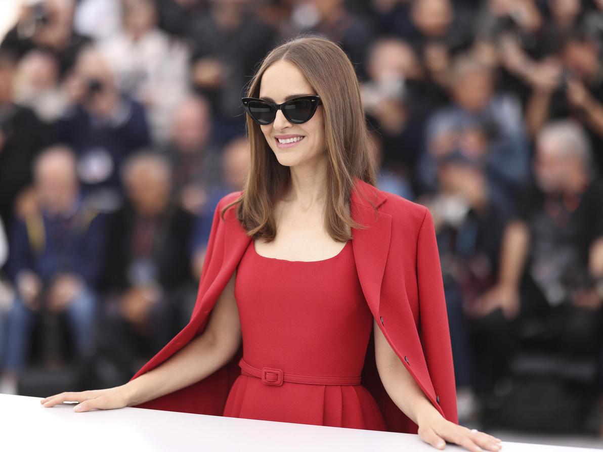 משקפי שמש של AHLEM ושמלה של דיור בפסטיבל קאן, 2023 (צילום: Vianney Le Caer/Invision/AP) נטלי פורטמן בפסטיבל קאן, 2023