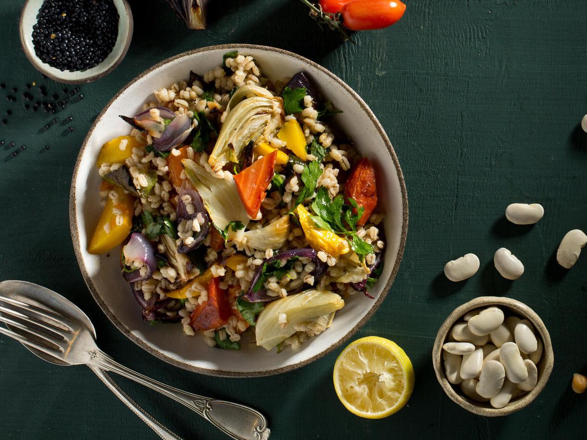 טבעוני: סלט אנטיפסטי, גריסי פנינה ועשבי תיבול