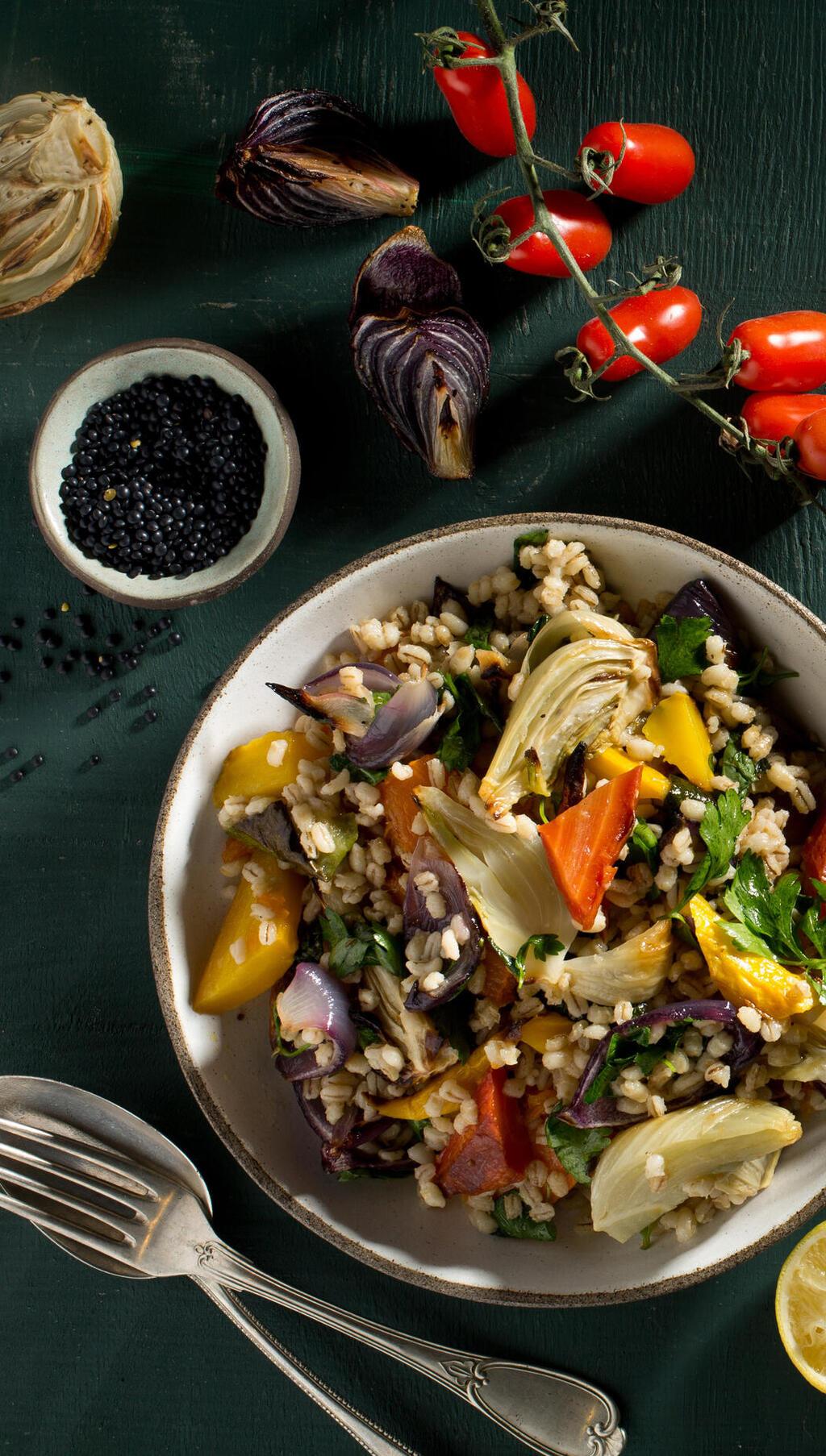 טבעוני: סלט אנטיפסטי, גריסי פנינה ועשבי תיבול