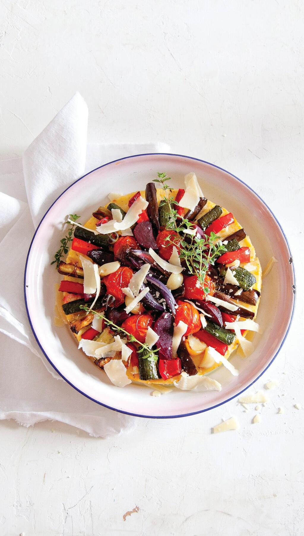 פאי פולנטה עם ירקות אנטיפסטי (צילום: יוסי סליס, סגנון: נטשה חיימוביץ') פאי פולנטה עם ירקות אנטיפסטי