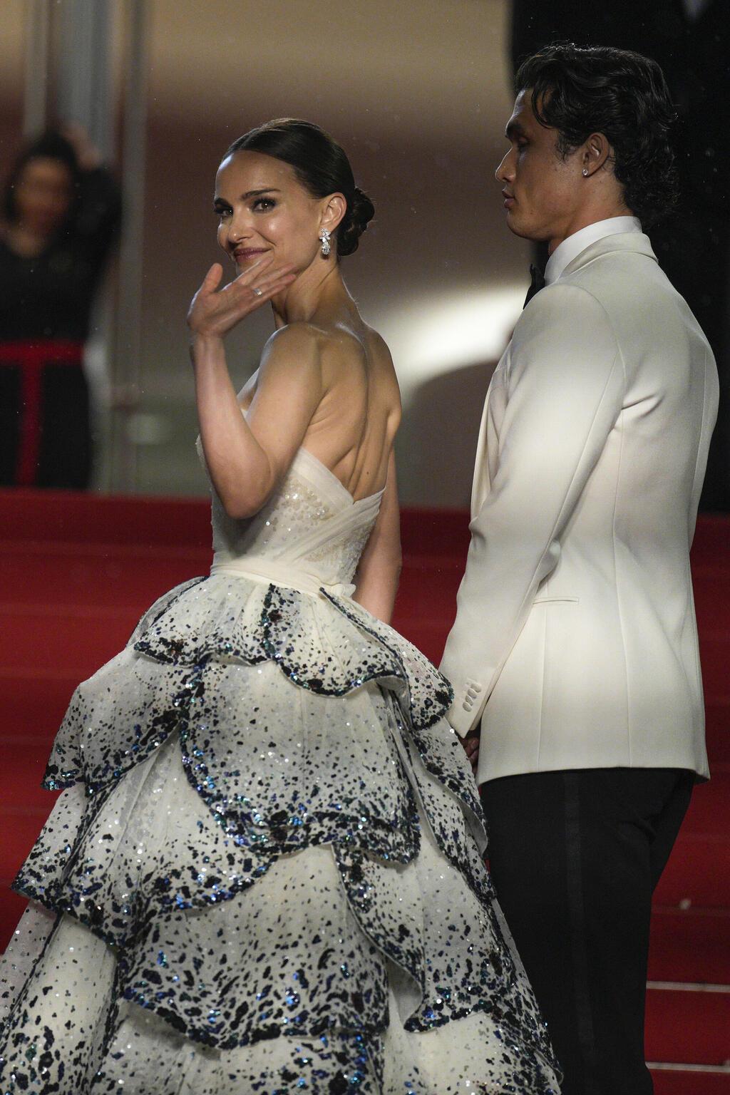 שמלה של דיור בפסטיבל קאן, 2023 (צילום: AP Photo/Daniel Cole) נטלי פורטמן בפסטיבל קאן, 2023