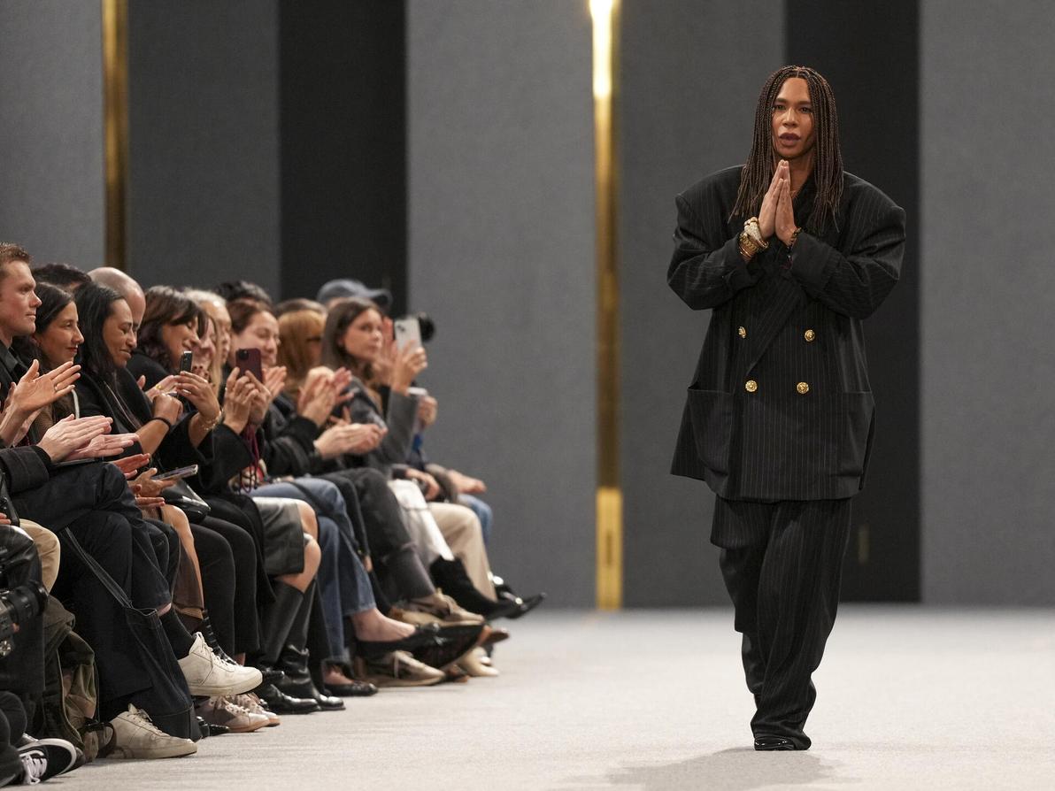 אוליבייה רוסטאן בסיום תצוגת סתיו-חורף 2025-26 של בלמן