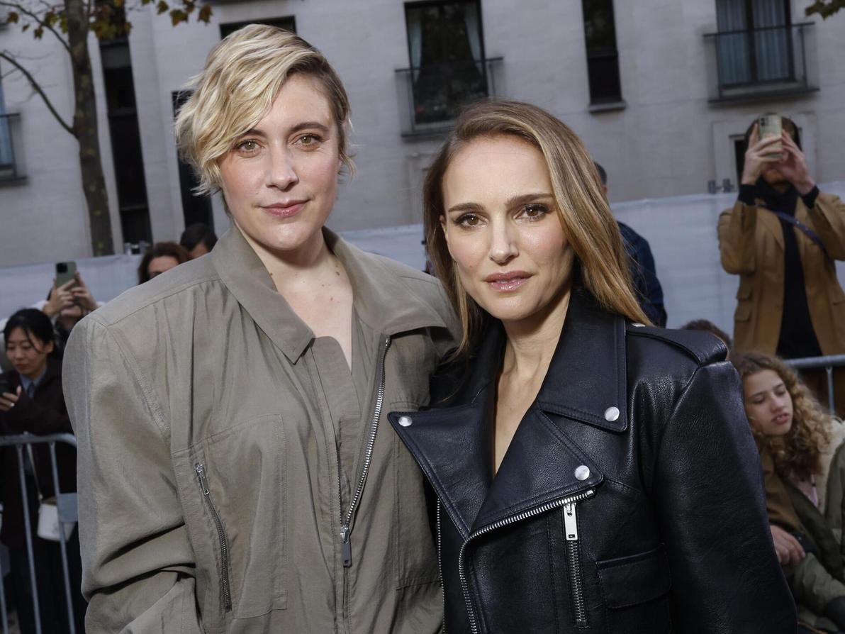 עם ז'קט עור וגרטה גרוויג בתצוגת אביב-קיץ 2025 של סטלה מקרטני (צילום: Vianney Le Caer/Invision/AP) נטלי פורטמן וגרטה גרוויג בתצוגת אביב-קיץ 2025 של סטלה מקרטני