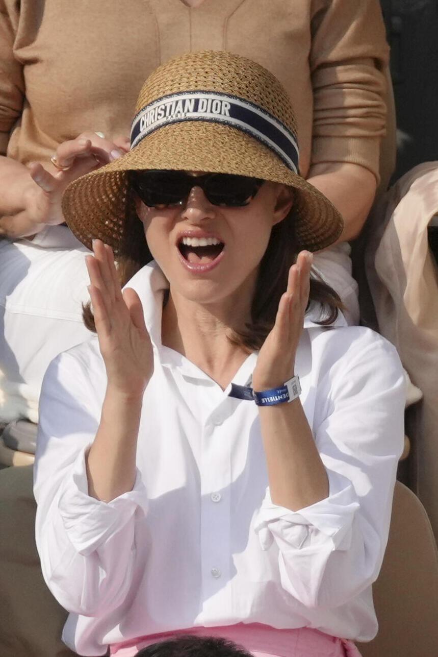 כובע של דיור באליפות צרפת הפתוחה בטניס, 2025 (צילום: AP Photo/Aurelien Morissard) נטלי פורטמן באליפות צרפת הפתוחה בטניס, 2025