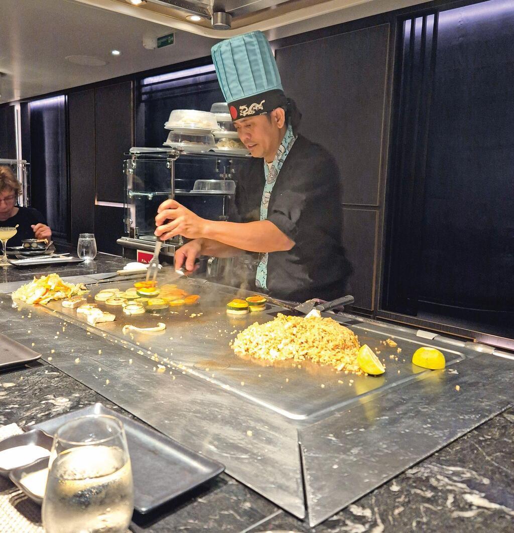 השף בפעולה. מסעדת Hasuki בספינה (צילום: רוני רבינוביץ) השף בפעולה. מסעדת Hasuki בספינה