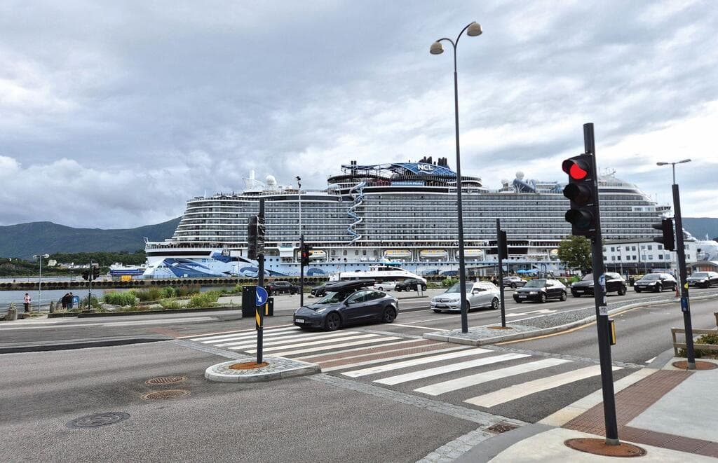 עוגנת באיסלנד. כבישי העיירה מתגמדים מול ה"פרימה" הענקית (צילום: רוני רבינוביץ) עוגנת באיסלנד. כבישי העיירה מתגמדים מול ה"פרימה" הענקית