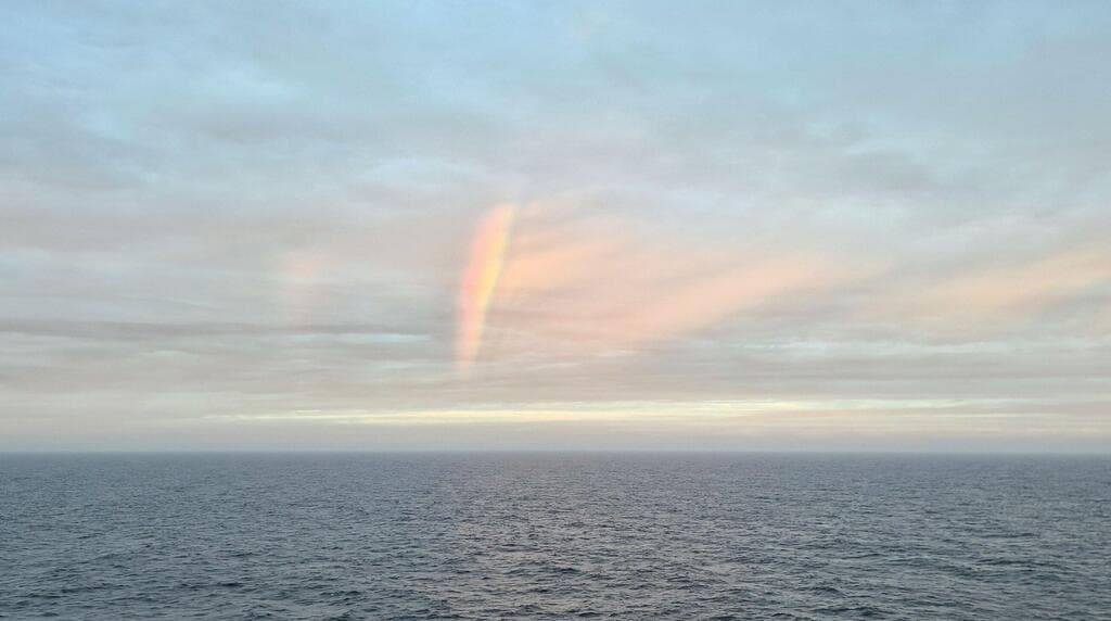 מראה מהקרוז. קשת בענן אי-שם בלב הים הצפוני (צילום: רוני רבינוביץ) מראה מהקרוז. קשת בענן אי-שם בלב הים הצפוני