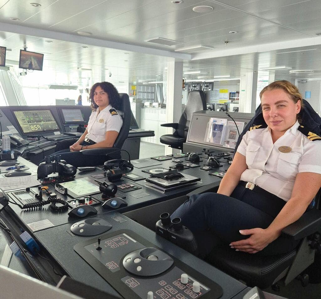 קצינות הניווט של ה"פרימה NCL". הגיעו מפנמה ומאיטליה (צילום: רוני רבינוביץ) קצינות הניווט של ה"פרימה NCL". הגיעו מפנמה ומאיטליה