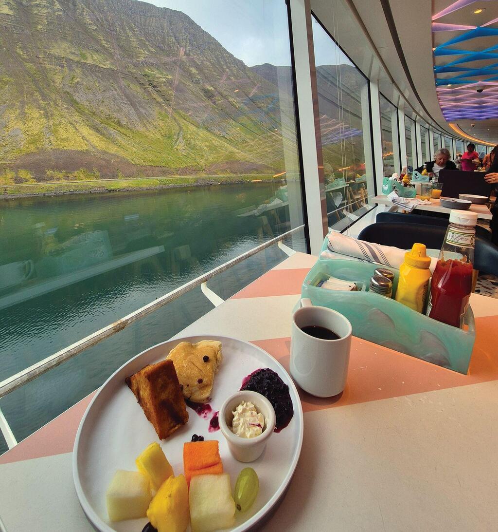 על קפה בסטארבקס משלמים. אבל כמעט כל השאר כלול (צילום: רוני רבינוביץ) על קפה בסטארבקס משלמים. אבל כמעט כל השאר כלול