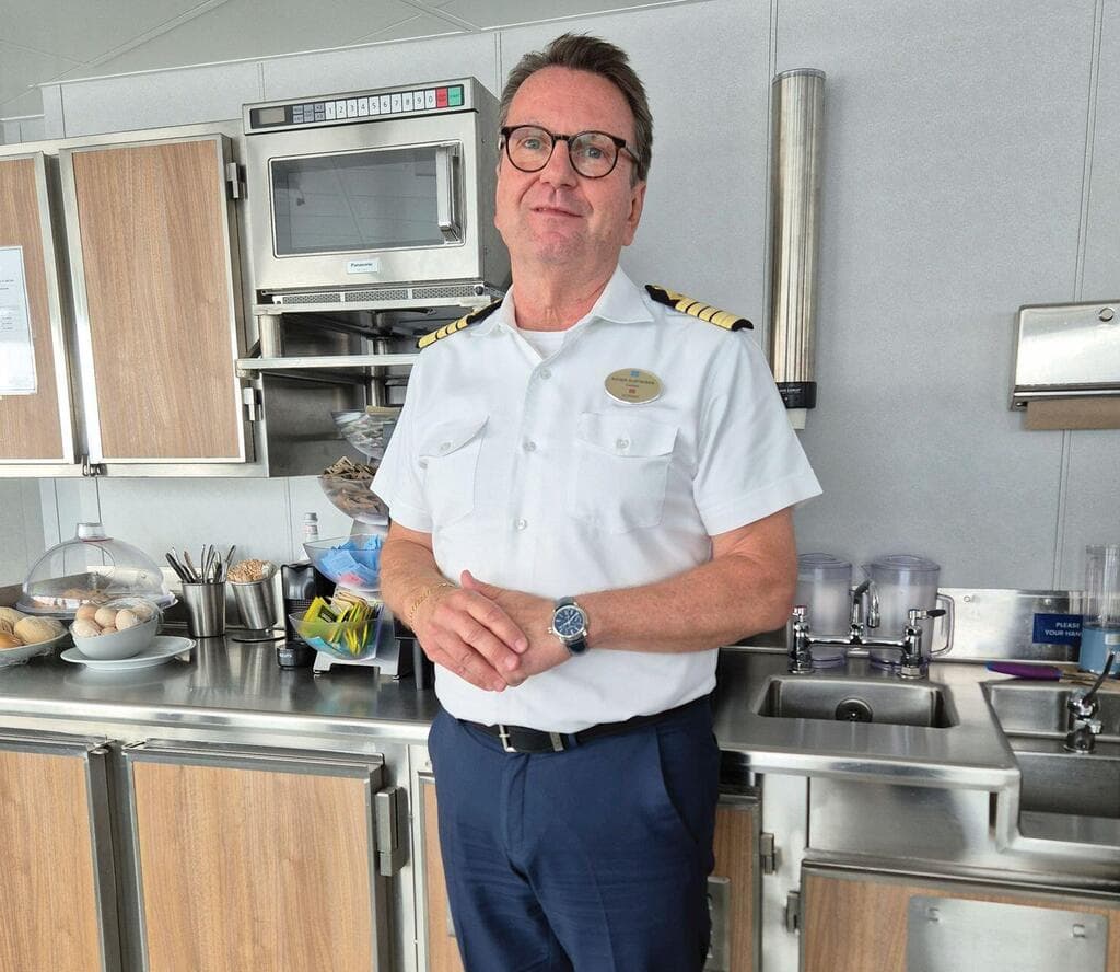 קפטן סטיבנסון. אוהב מאוד את העבודה שלו (צילום: רוני רבינוביץ) קפטן סטיבנסון. אוהב מאוד את העבודה שלו