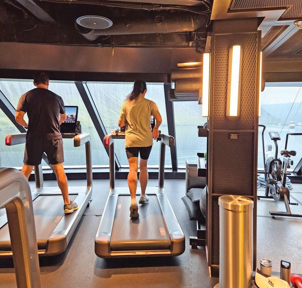 יש גם שיעורי מתיחות. חדר הכושר על סיפון ה"פרימה" (צילום: רוני רבינוביץ) יש גם שיעורי מתיחות. חדר הכושר על סיפון ה"פרימה"