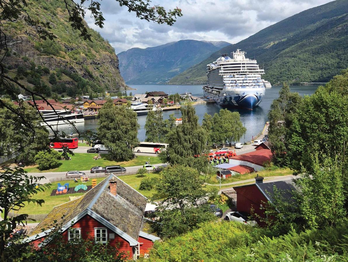 במלוא הדרה. ה"פרימה" עוגנת בפלאם, נורווגיה (צילום: רוני רבינוביץ) במלוא הדרה. ה"פרימה" עוגנת בפלאם, נורווגיה